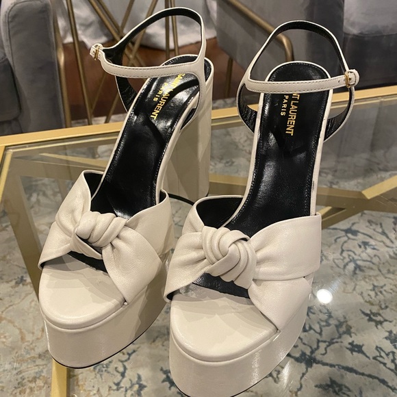 Saint Laurent
Bianca Leather Bow Sandal, Blanc Gris - SIZE 10US/40 - Picture 1 of 9
